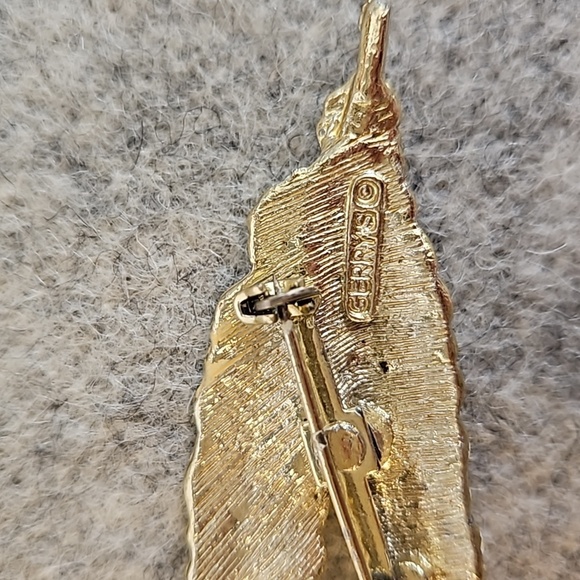 GERRY'S Goldtone Double Feather Brooch - Picture 6 of 6